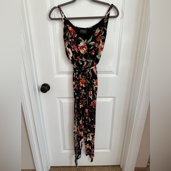 Floral romper / Pantsuit Size Small - Picture 6 of 6